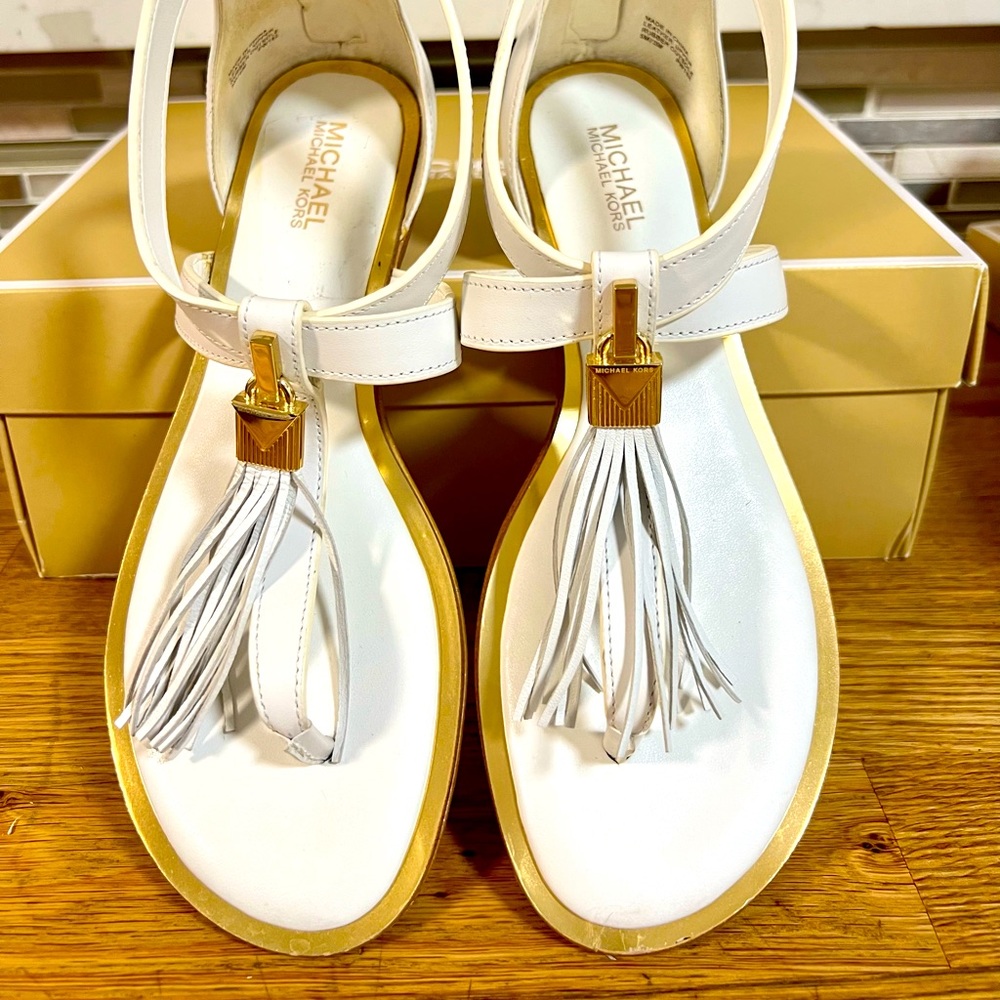 Michael kors  they are totally new size 5.in their box